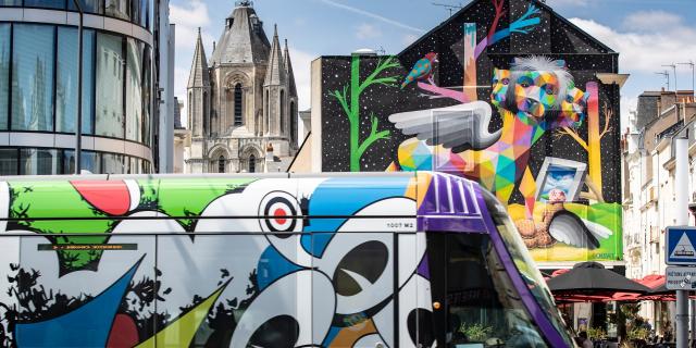 Tramway habillé du thème Les Ecouteurs de Jean Moderne dans le cadre d'Échappées d'Art 2019, devant la fresque Apocalypsis, placette Saint-Aubin et place du Ralliement