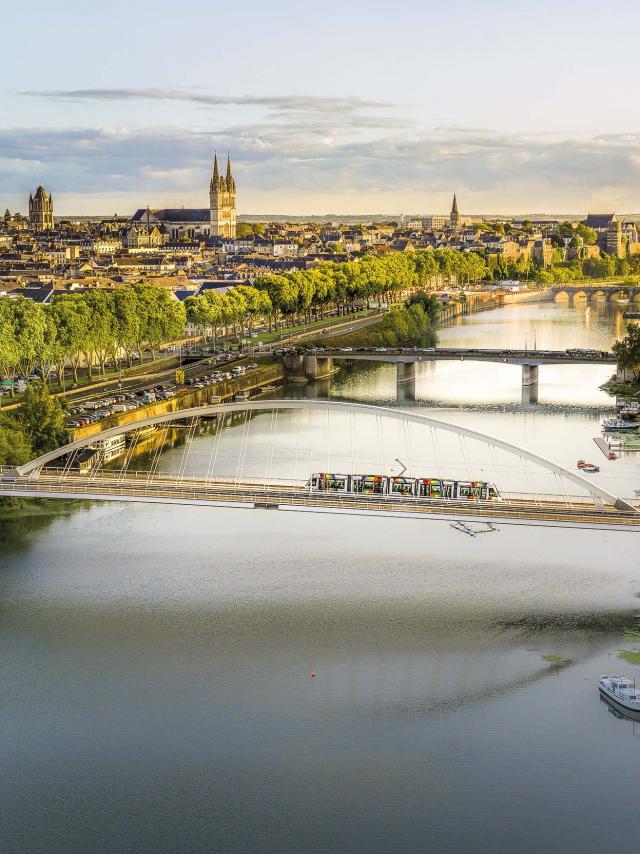 vue-panorama-sur-la-maine-et-la-ville-d-angers-copyright-360-images-destination-angers-5002.jpg