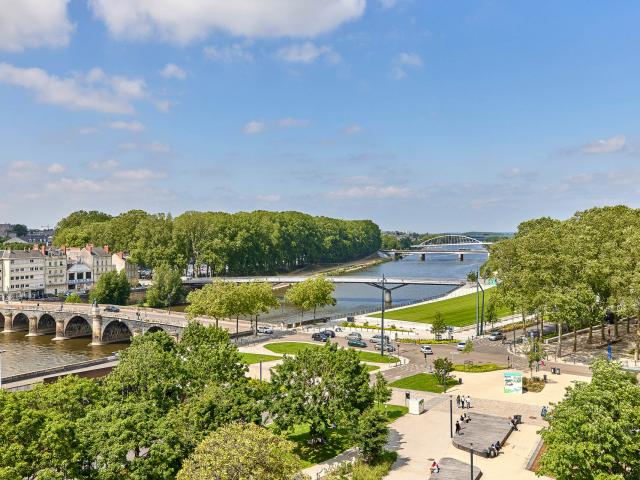 vue-sur-la-maine-et-la-doutre-depuis-les-salons-donadieu-copyright-alexandre-lamoureux-destination-angers-14339-1920px.jpg