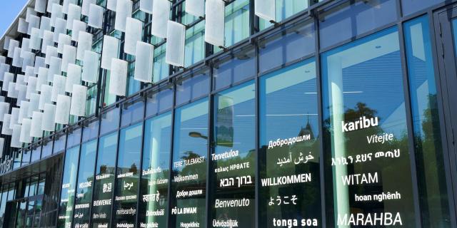 Façade inclusive avec différentes langues Centre de Congrès Angers destination Angers