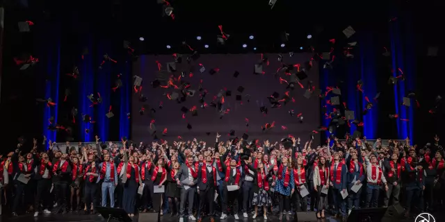 Lancé de chapeaux ESEO Photos remise des diplômes eseo auditorium centre congres Angers destination Angers